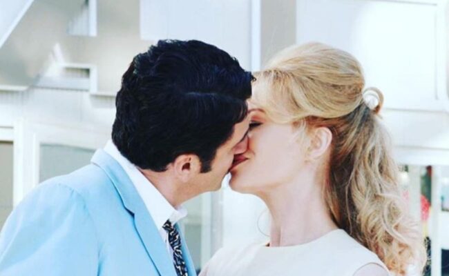 Teo Mammucari pubblica una foto mentre bacia Anna Falchi e scrive: “Mi sono sposato”, Gerry Scotti commenta felice