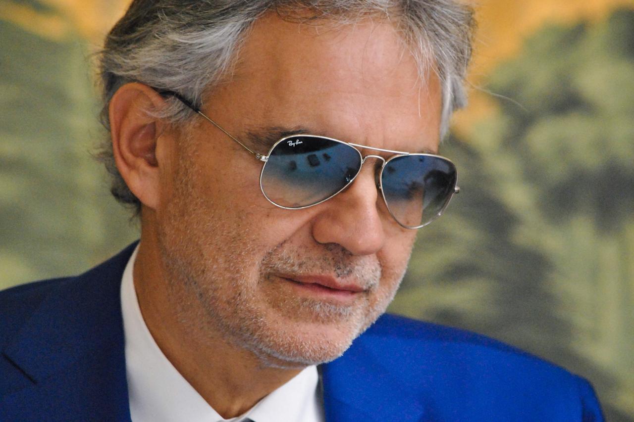 Bocelli prima negazionista del Covid poi chiede scusa e dice “La mia famiglia tutta contagiata e abbiamo temuto il peggio”