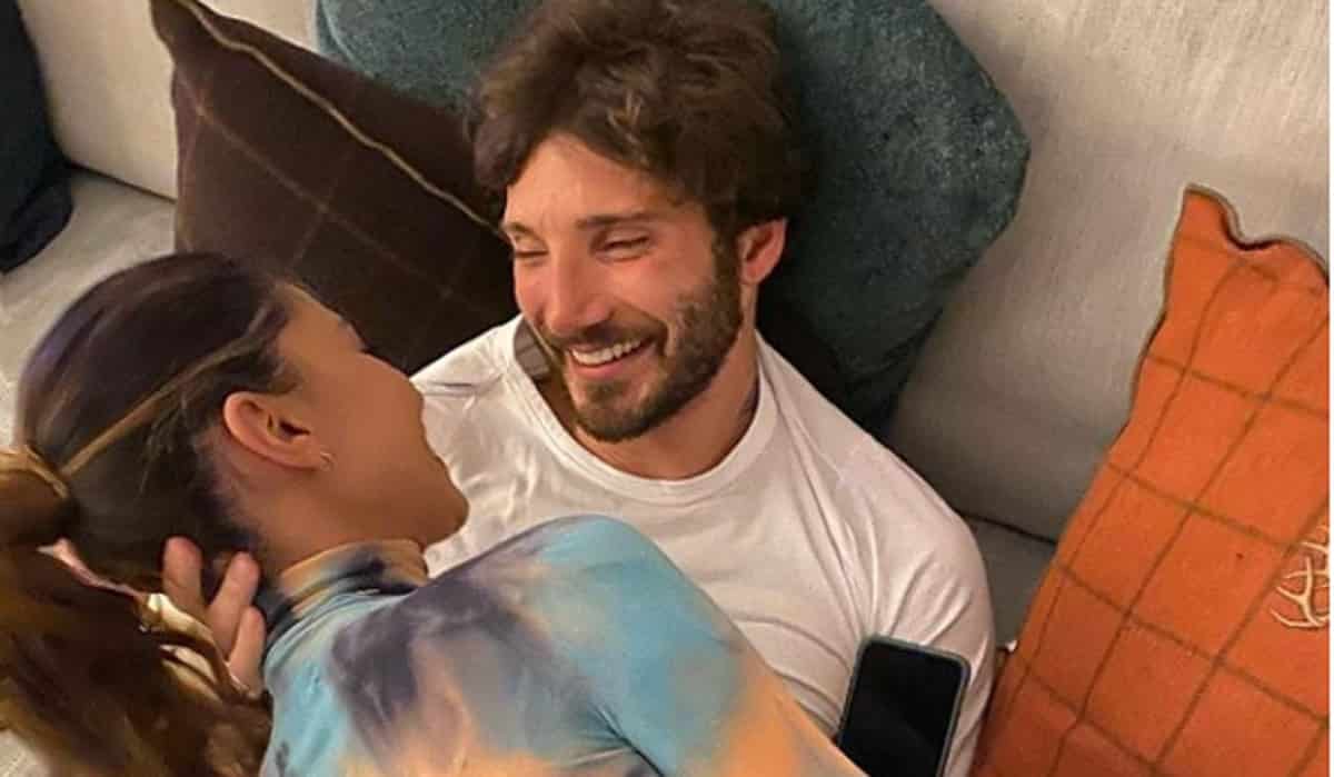 Belen e Stefano De Martino, a telecamere spente con i fan sono disponibilissimi