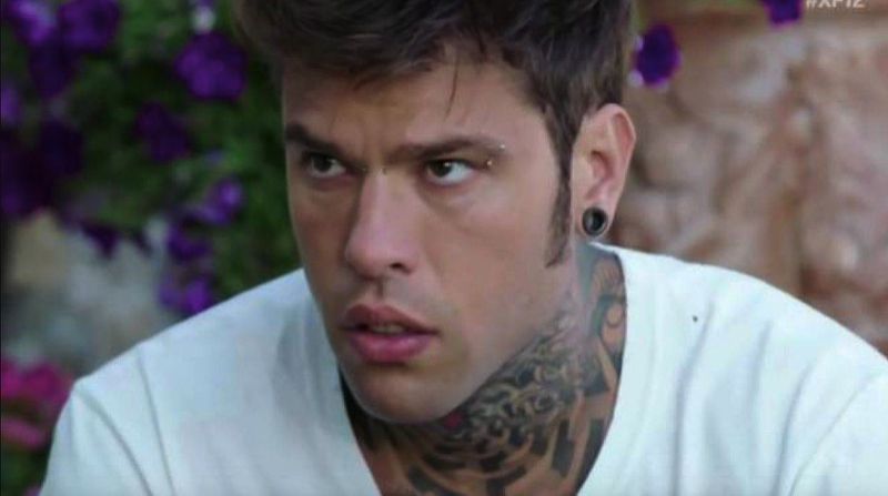 Fedez, errore grammaticale, il web non perdona ma lui ha pronta una risposta epica