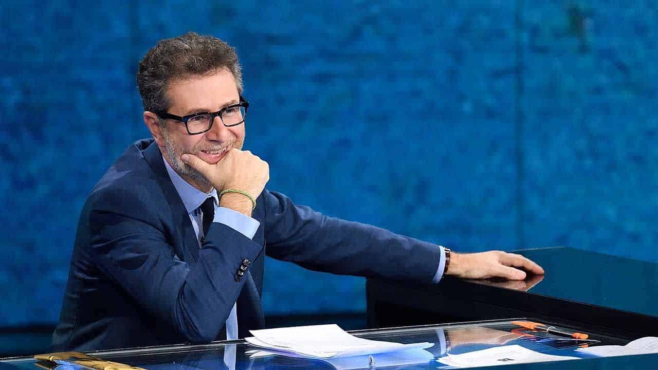 Fabio Fazio: “Ho scoperto che il distanziamento sociale sugli aerei non vale”, gli risponde una hostess che con una risposta secca lo asfalta