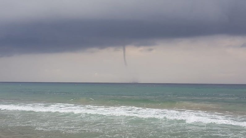 Tromba marina sul litorale, paura in spiaggia, devastato uno stabilimento balneare, video