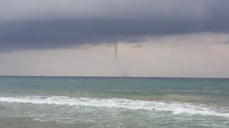 Tromba marina sul litorale, paura in spiaggia, devastato uno stabilimento balneare, video