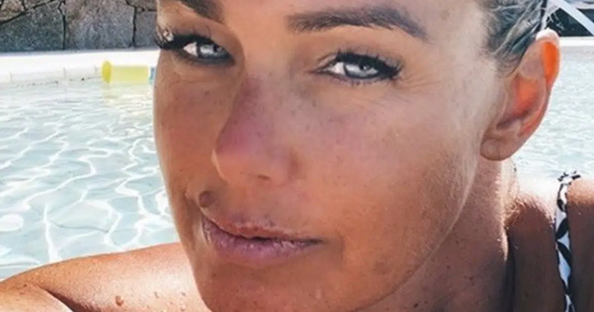 Sonia Bruganelli, posta una foto che la ritrae bellissima e scrive “sono già in finale, rassegnatevi”, il web insorge