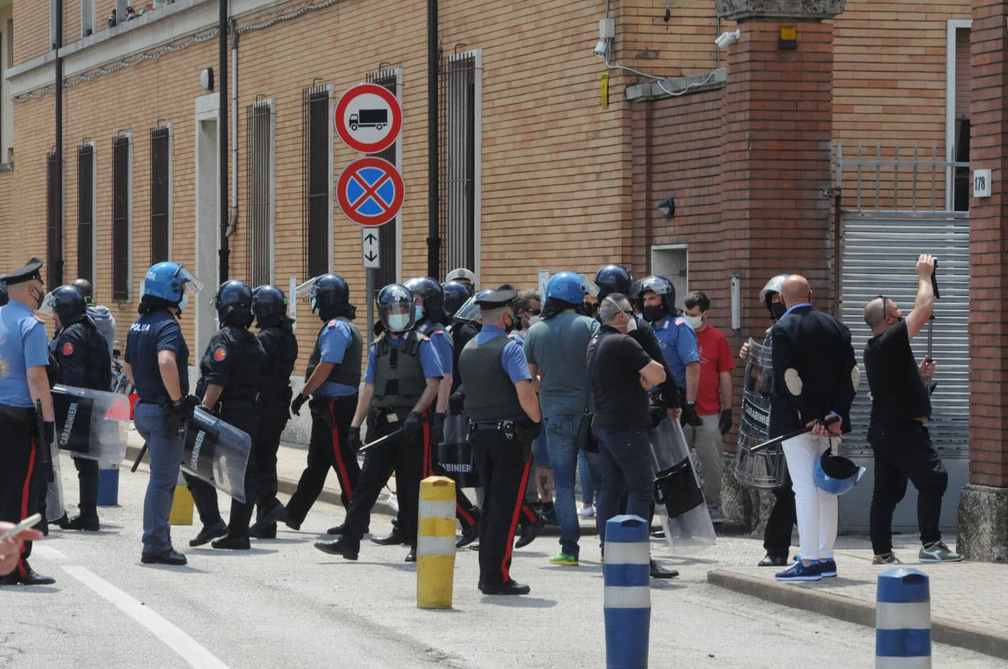 Emergenza Covid-19, poliziotto positivo al virus dopo essere intervenuto per sedare una rissa tra migrati in un centro di accoglienza