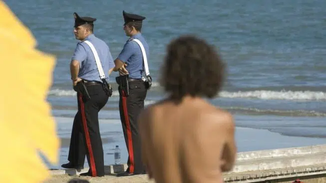 Panico in spiaggia in Puglia, bagnante dopo un diverbio estrae una pistola contro il gestore del lido