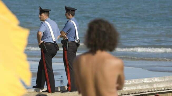 Panico in spiaggia in Puglia, bagnante dopo un diverbio estrae una pistola contro il gestore del lido