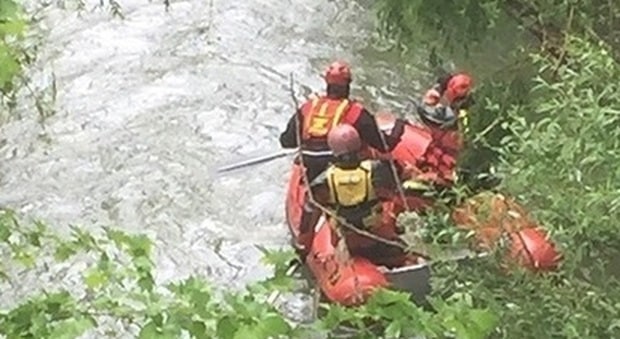 Si tuffa nel fiume per cercare di salvare il cane, il padrone annega ma salva il suo amico a quattro zampe