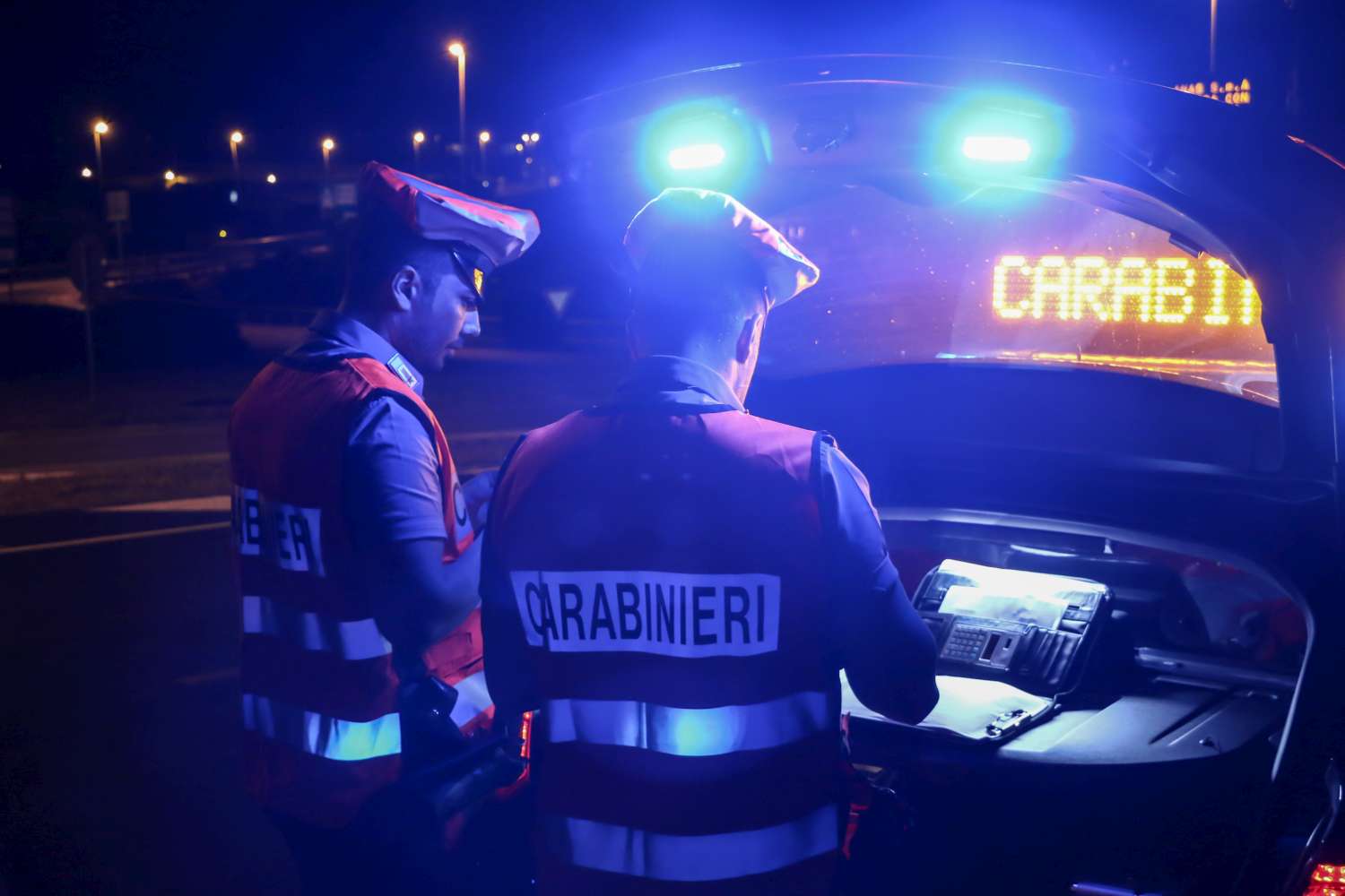“Sono armati, hanno rapito una persona”, scherzo di addio al celibato terminato in denunce