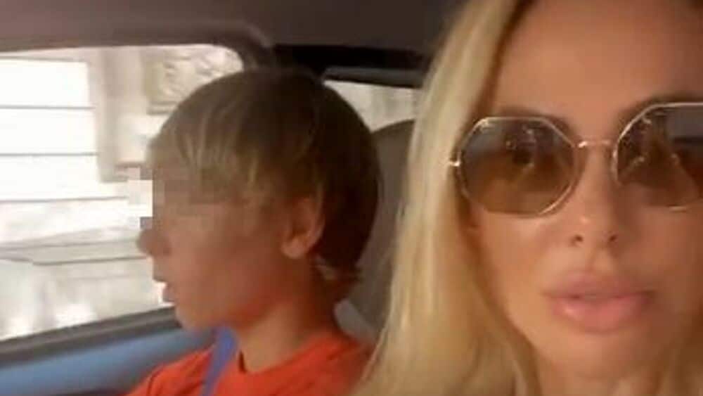 Ilary Blasi seduta accanto al figlio 14enne che guida la macchina in centro a Roma, lei posta il video e il web insorge