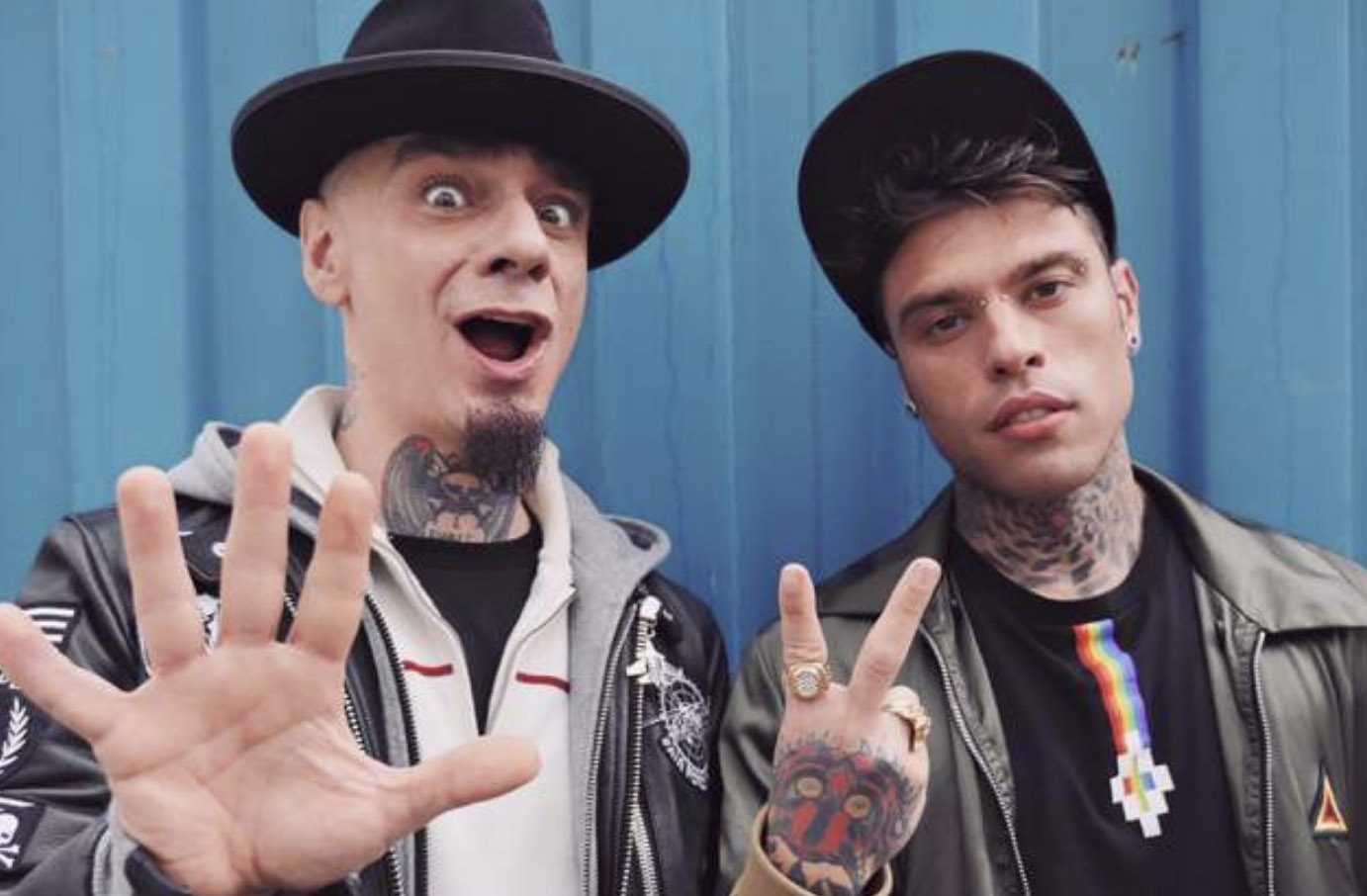 Fedez abbbraccia J-Ax sul palco: “Ci sei sempre stato”, grande commozione tra il pubblico