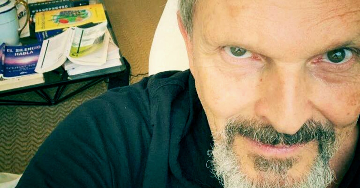 Miguel Bosé, dopo la morte della mamma per covid, dice “il covid non esiste”