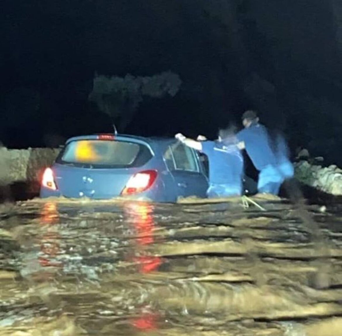 Nubifragio a Capitolo (Monopoli), nella tarda serata di ieri momenti di panico per due ragazze, bloccate per strada in auto, l’acqua sembrava un fiume in piena -video