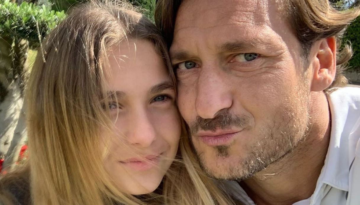 Totti e Ilary Blasi dopo la foto della figlia 13enne, arriva la reazione scritta dei genitori e il telefono azzurro