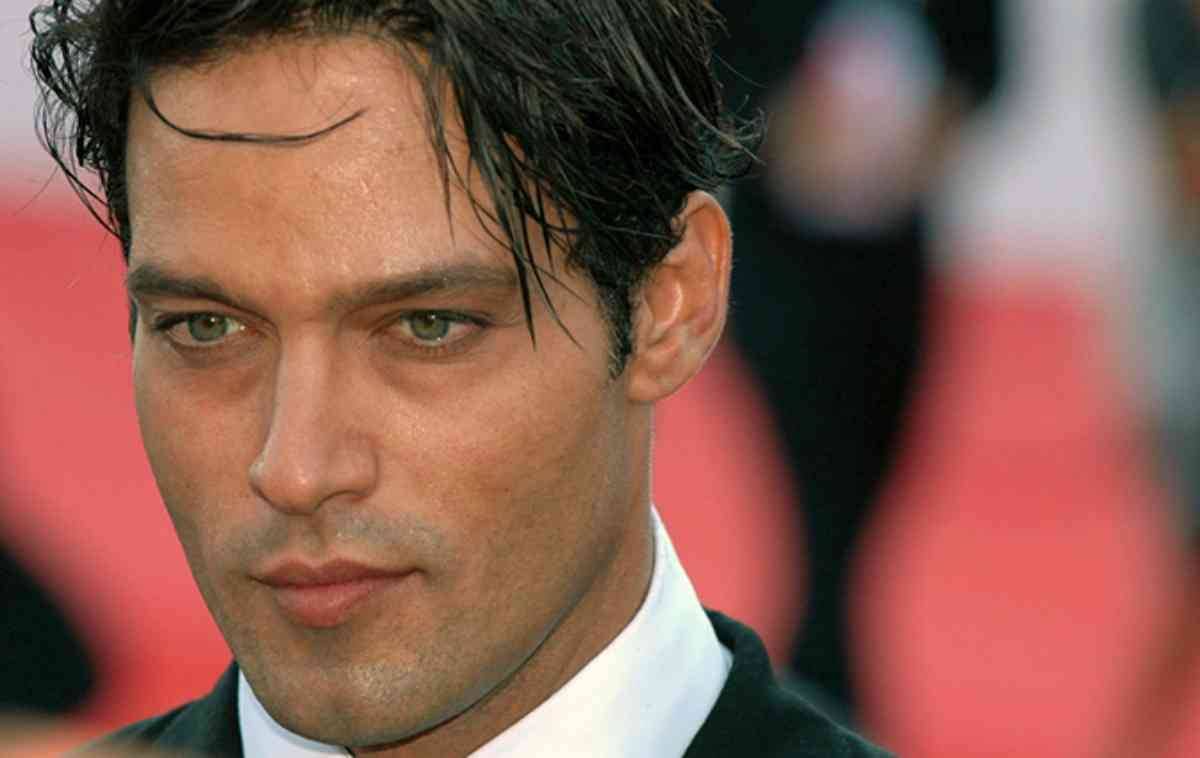 Gabriel Garko fa coming out e poi dice “Non metterò i tacchi”