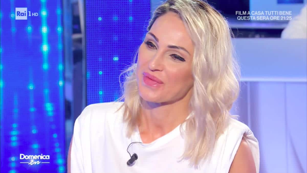 Mara Venier a Domenica In, intervista Anna Tatangelo e le dice: “So tante cose che non dirò mai”