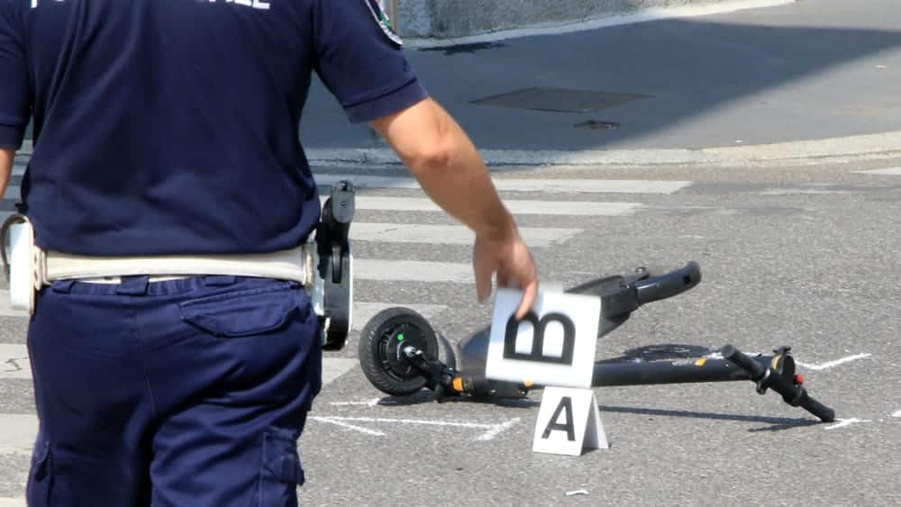 Ragazzo e colpito con un machete mentre era su un monopattino con la ragazza, le è stata amputata una gamba, aggredito per “gelosia”