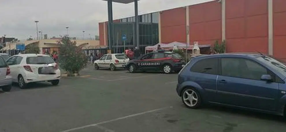 Bimba di 2 anni lasciata sola in macchina, i suoi genitori erano andati a fare shopping in un grande centro commerciale, i ladri svaligiano l’auto