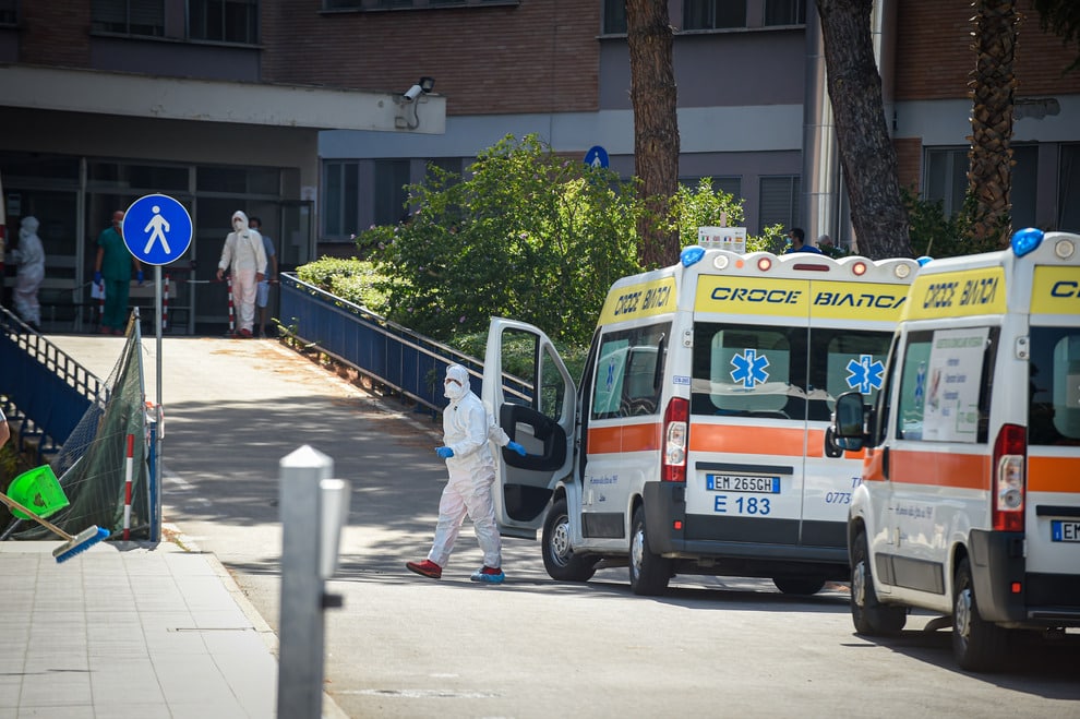 Emergenza Covid-19, in ospedale tutti occupati i posti letto, anziana donna positiva al virus muore sull’ambulanza