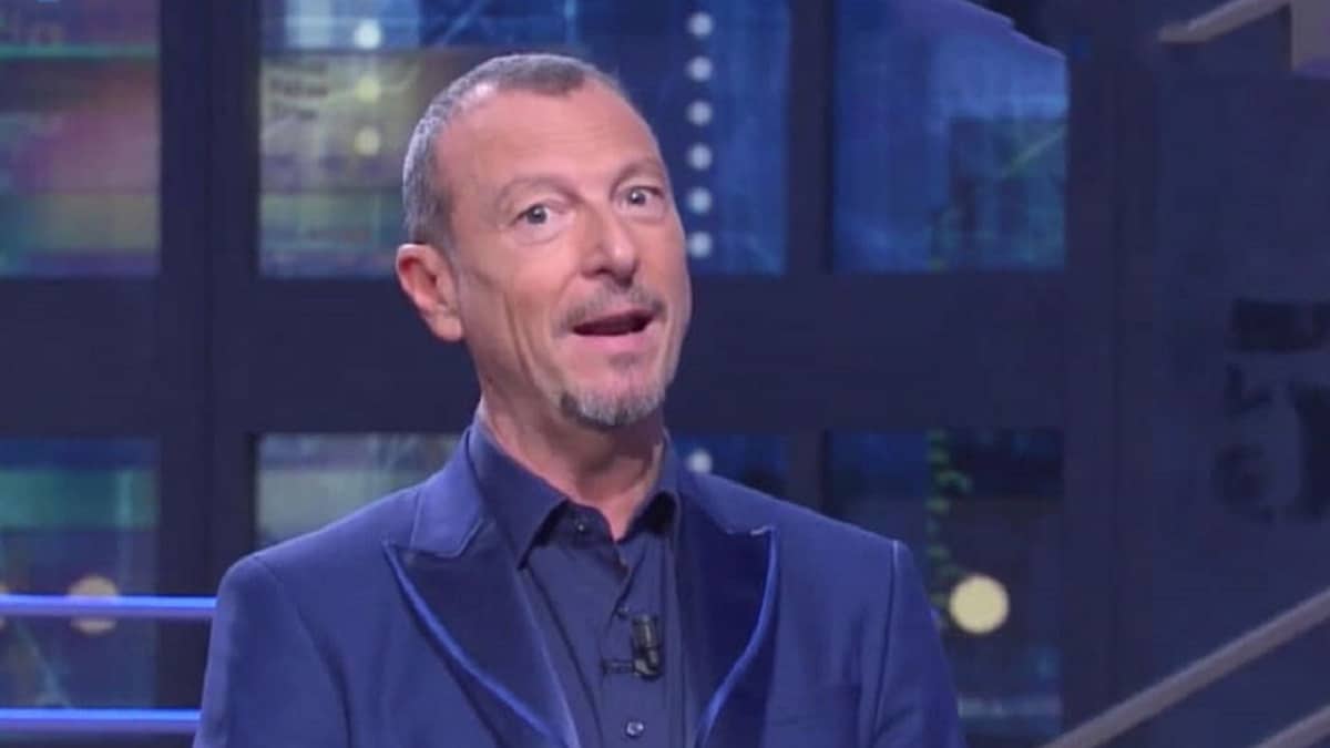 Affari Tuoi, Amadeus in tv dopo una settimana di piena di illazioni sul suo addio alla Rai dice ai concorrenti: “Godetevi questo momento”