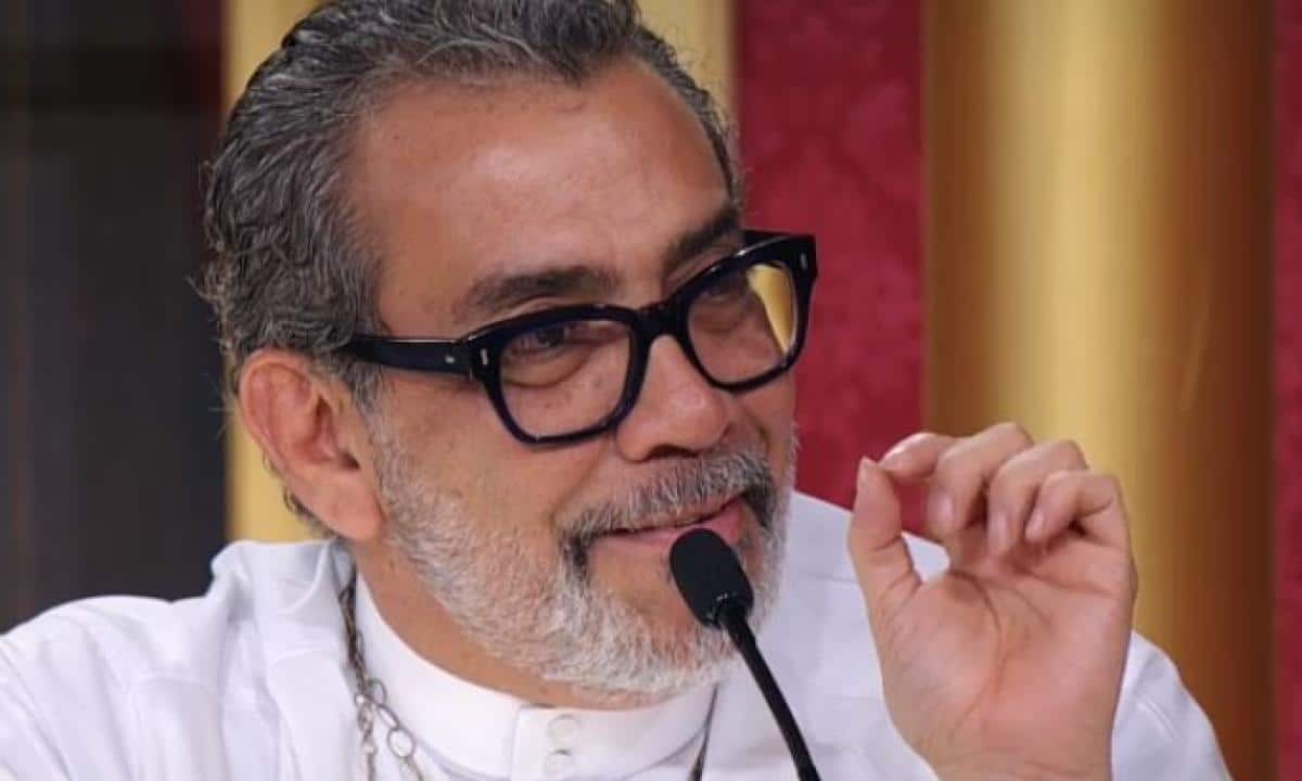 Dopo un allontanamento improvviso e le polemiche che ne sono seguite, Guillermo Mariotto rientra questa sera nella giuria di Ballando con le stelle.