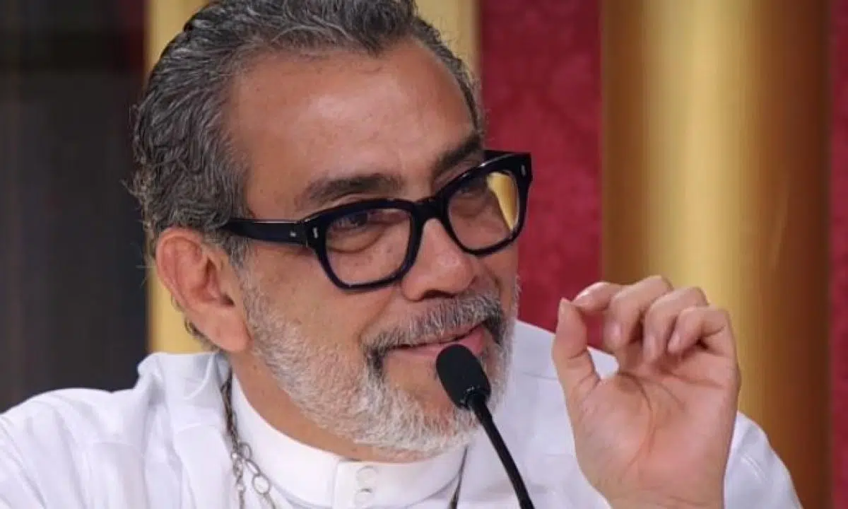 Dopo un allontanamento improvviso e le polemiche che ne sono seguite, Guillermo Mariotto rientra questa sera nella giuria di Ballando con le stelle.