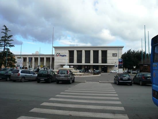 Puglia, troppi contagi a Foggia, nuova stringente ordinanza del Sindaco, mascherine all’aperto in qualsiasi ora, e vietato bere e mangiare all’aperto