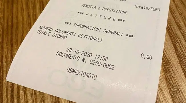 Emergenza Covid-19, giovani gestori di un ristorante chiudono l’attività alle 18 con uno scontrino da zero euro ma non si abbattono “Torneremo a sorridere”
