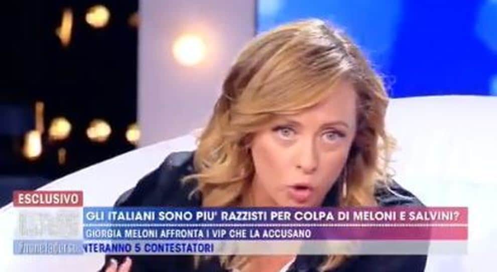 Barbara D’Urso in diretta a Giorgia Meloni “Fallo per me” e la Meloni “Non dovevi comportarti così, non è corretto”, gelo in studio