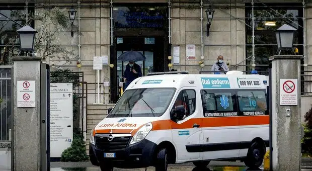 Donna si suicida lanciandosi dalla finestra di casa, aveva saputo che il marito era morto per Coronavirus