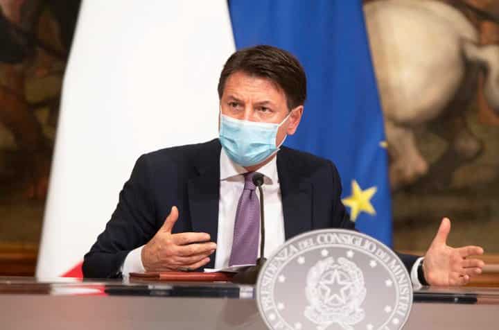 Giuseppe Conte, pronto per il nuovo Dpcm, coprifuoco dalle 21, chiusi centri commerciali nel week-end e confini regionali off-limits