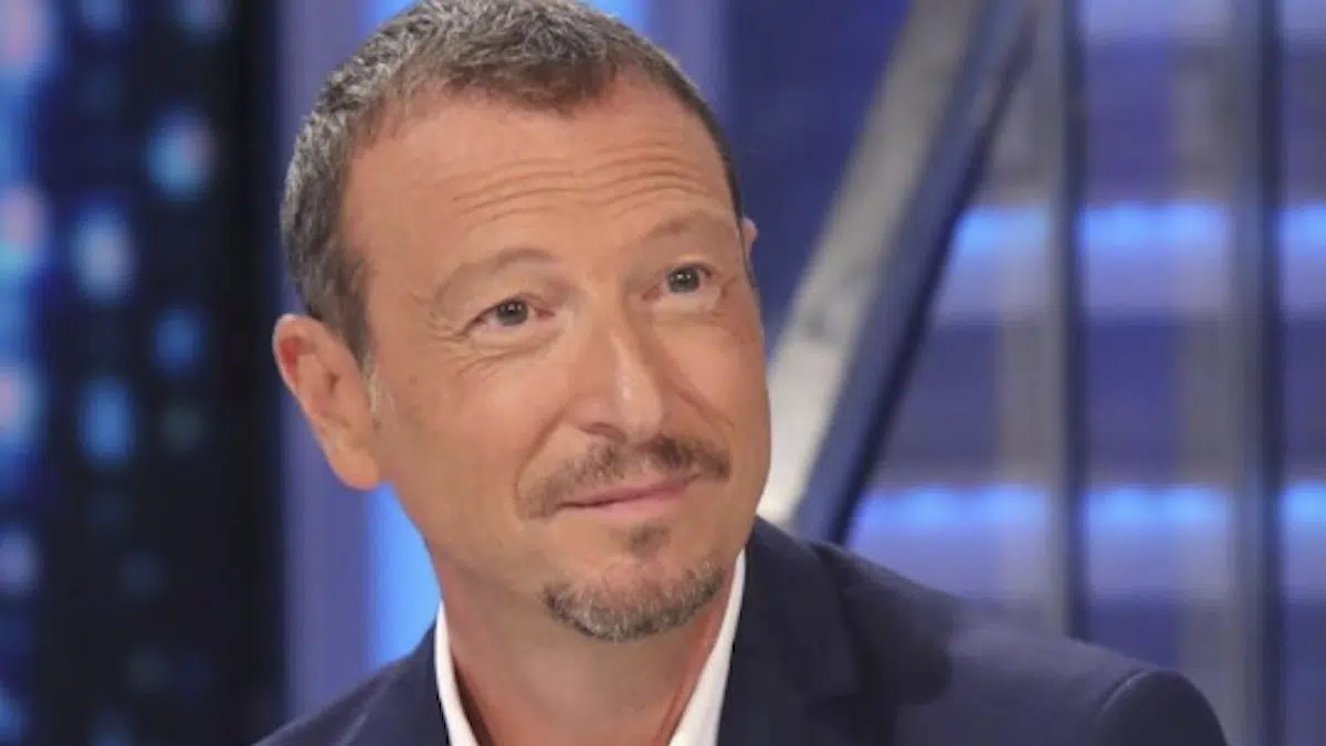 I soliti ignoti, un’ignota mentre cammina si blocca improvvisamente in mezzo allo studio, Amadeus senza parole, quando capisce cosa sta accadendo chiede che qualcuno intervenga