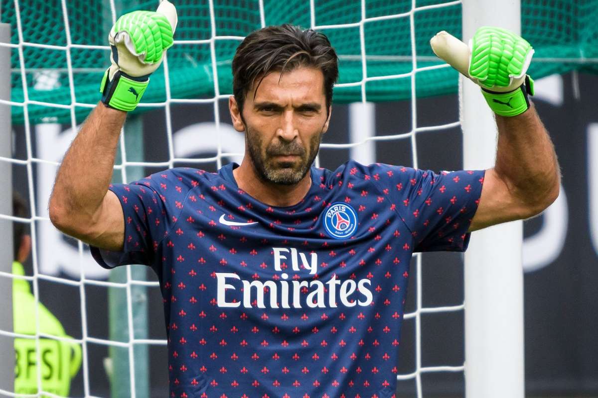 Gigi Buffon fotografato con i figli mentre fa la spesa, ma il web lo insulta per come si comporta, “è uno scandalo”