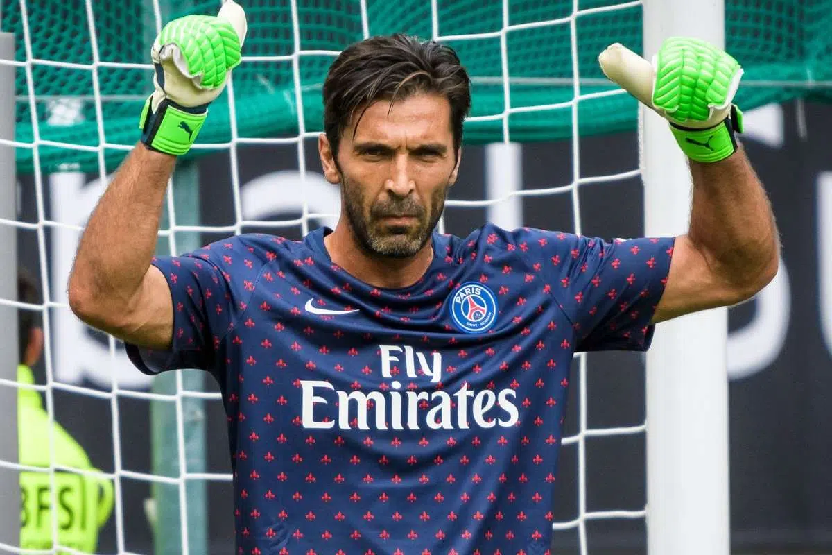 Gigi Buffon fotografato con i figli mentre fa la spesa, ma il web lo insulta per come si comporta, “è uno scandalo”