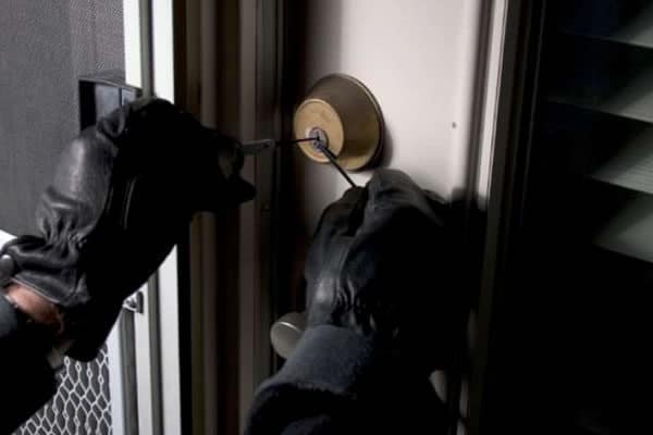 Rapinatore chiede risarcimento alla vittima dopo essere stato ferito durante il crimine: il Tribunale di Bari rigetta la richiesta