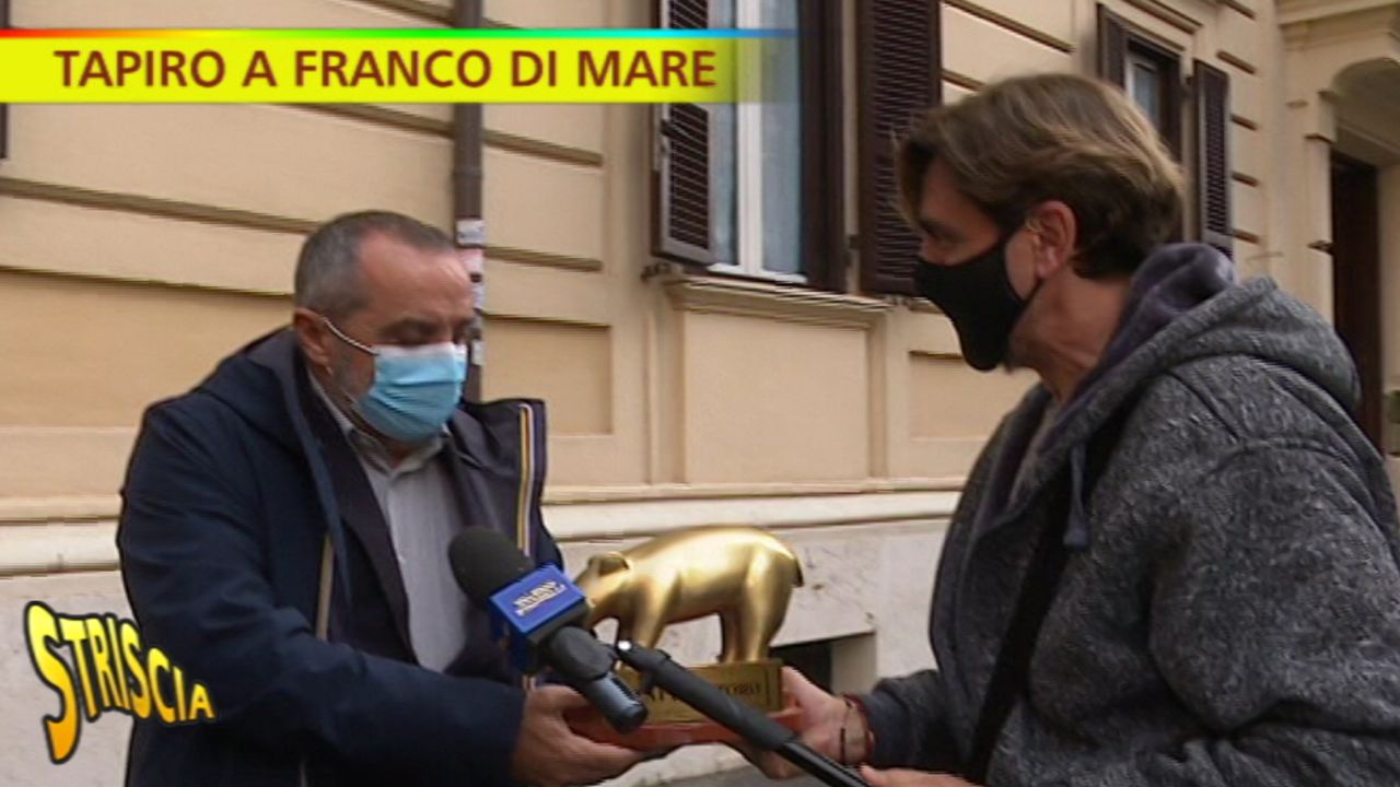 Franco Di Mare, Striscia gli consegna il tapiro per la questione Mauro Corona e lui dice: “Non è mia la decisione di non volerlo più ma di ….”