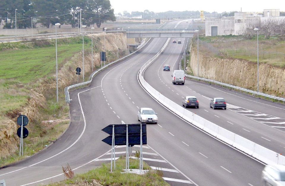 Superstrada Taranto-Brindisi lunghi attimi di paura, 80enne guida per 20 chilometri contromano