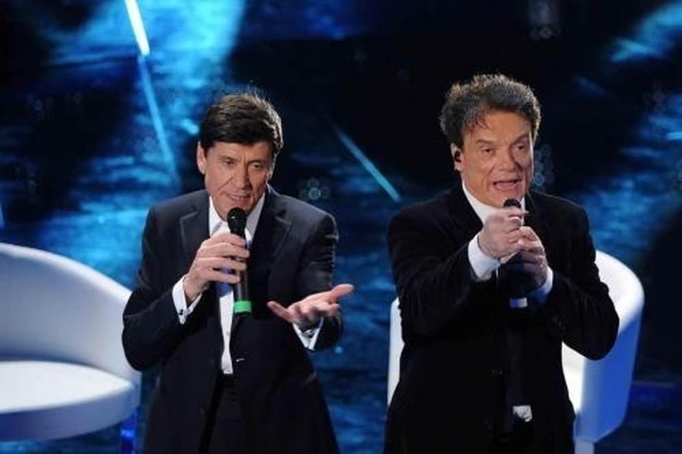 Massimo Ranieri invita in trasmissione Gianni Morandi ma la tensione tra i due è evidente, il web si scatena