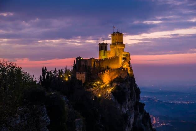 A San Marino il Capodanno si festeggia senza alcuna limitazione, ristoranti organizzeranno cenoni di Capodanno, l’ira dei virologi italiani