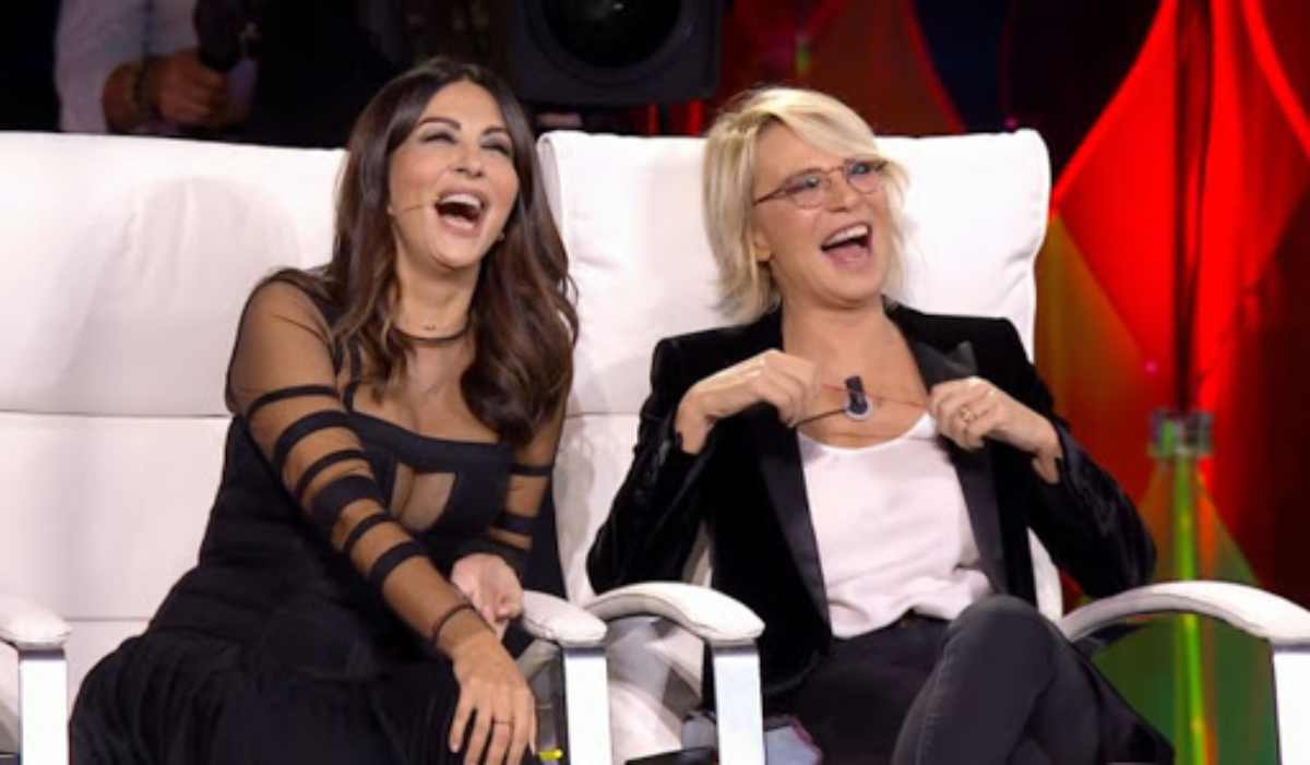 Sabrina Ferilli bomba sull’amica Maria De Filippi “Non è quella che dice di essere … e se dico questa cosa è perché mi ha esasperato …”