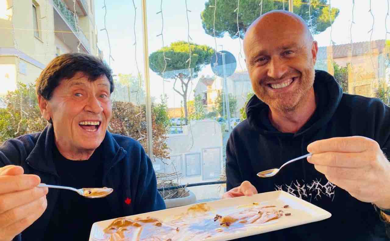 Gianni Morandi posta una foto insieme a Rudy Zerbi scattata dalla moglie Anna, al web la foto non piace e Gianni Morandi risponde a tono