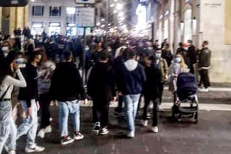 Decaro blinda Bari, Per il 24 e 31 dicembre chiusura obbligatoria per i negozi alle 13, per bar e ristoranti alle 11