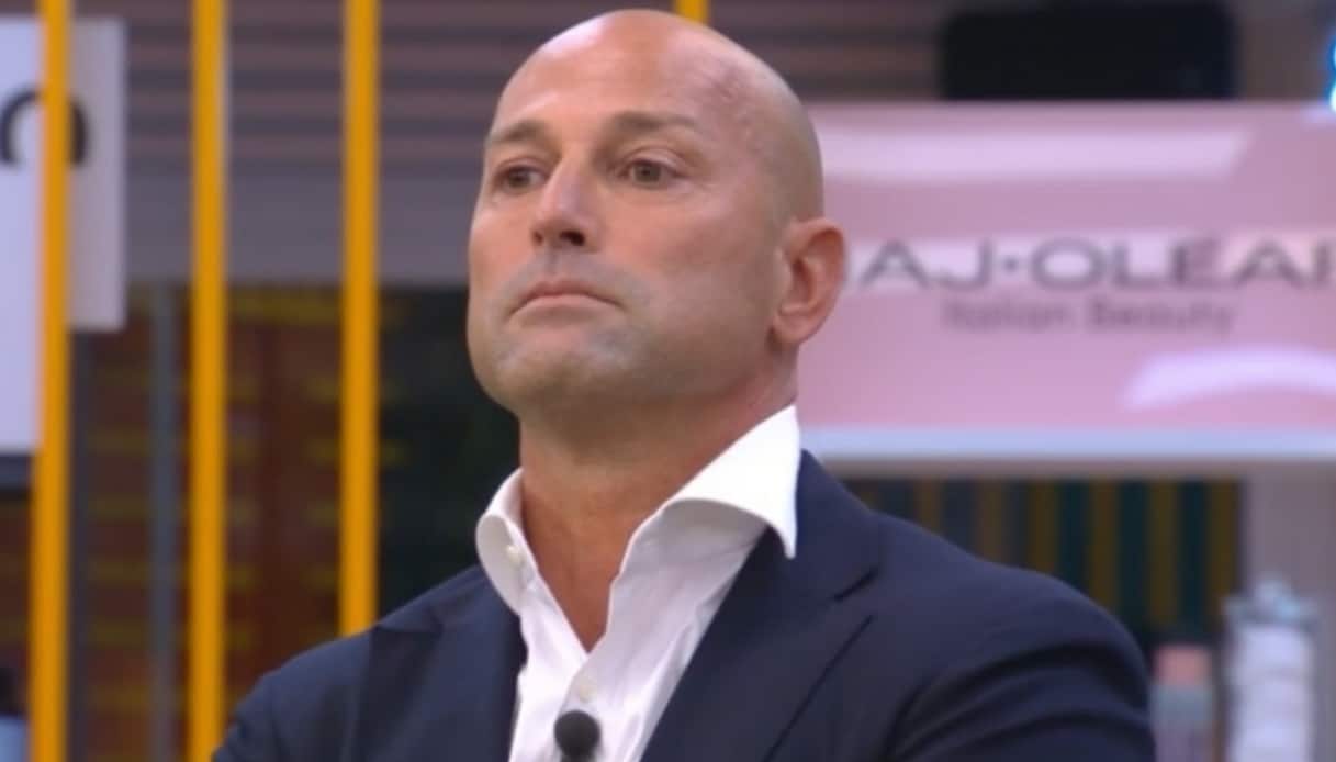 Stefano Bettarini interviene sulla proposta di matrimonio che la sua ex moglie, Simona Ventura ha avuto in diretta a Ballando, il web esplode di like