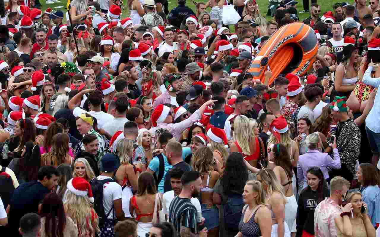 Australia, mega party in spiaggia di giovani turisti britannici per festeggiare Natale tutti senza mascherina, si teme una massiccia catena di contagi