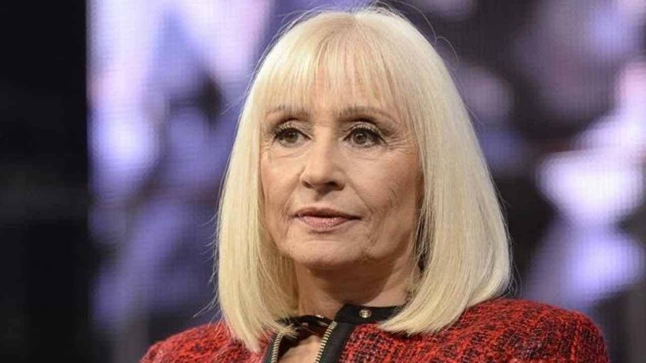 La vita in diretta, Raffaella Carrà “spacco una bottiglia contro il muro”, Alberto Matano resta a bocca aperta, gelo in studio