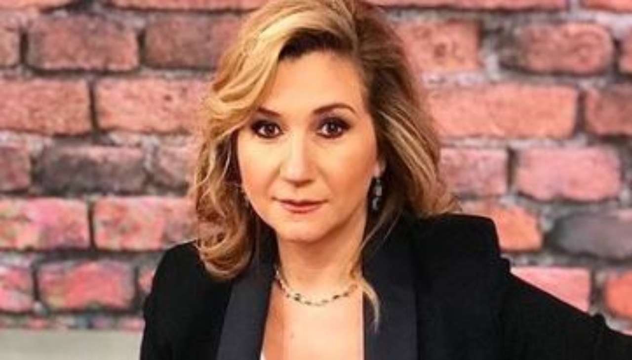 Oggi è un altro giorno, Serena Bortone si alza dalla sedia e dice “mi sto sentendo male”, panico in studio