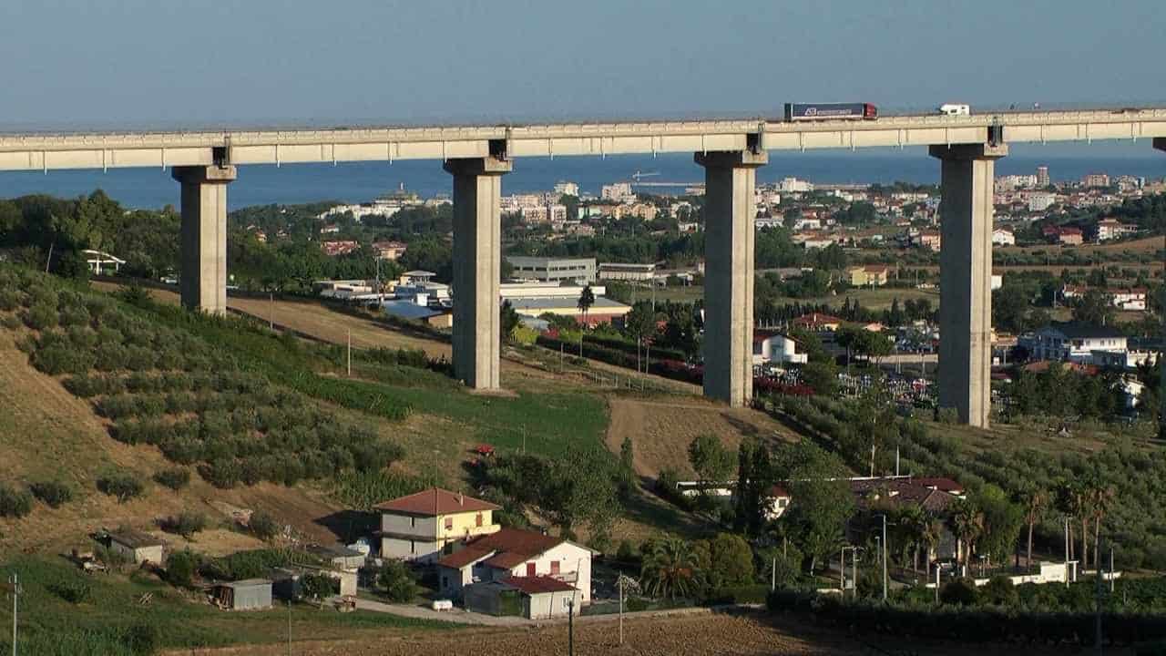 Tragedia all’alba sull’A14, 56enne pugliese si toglie la vita lanciandosi nel vuoto da un ponte