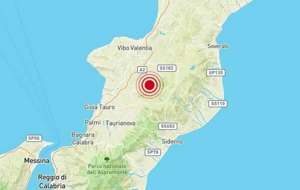 Terremoto in tempo reale, scossa nella notte in Calabria, trema la terra a Reggio