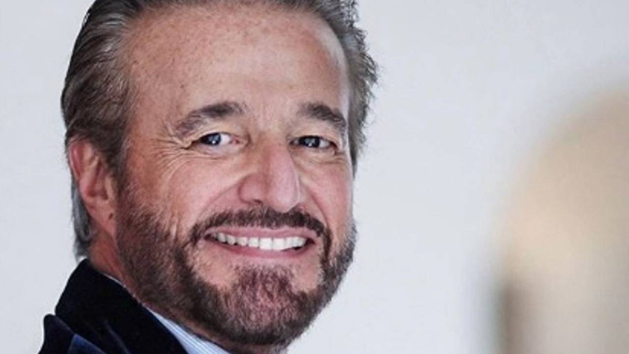 Christian De Sica, un petardo gli ferì gravemente un occhio e lui racconta “dovevo recitare al Sistina ma non potevo più, vi racconto la cattiveria di cui sono stati capaci i miei colleghi … ”