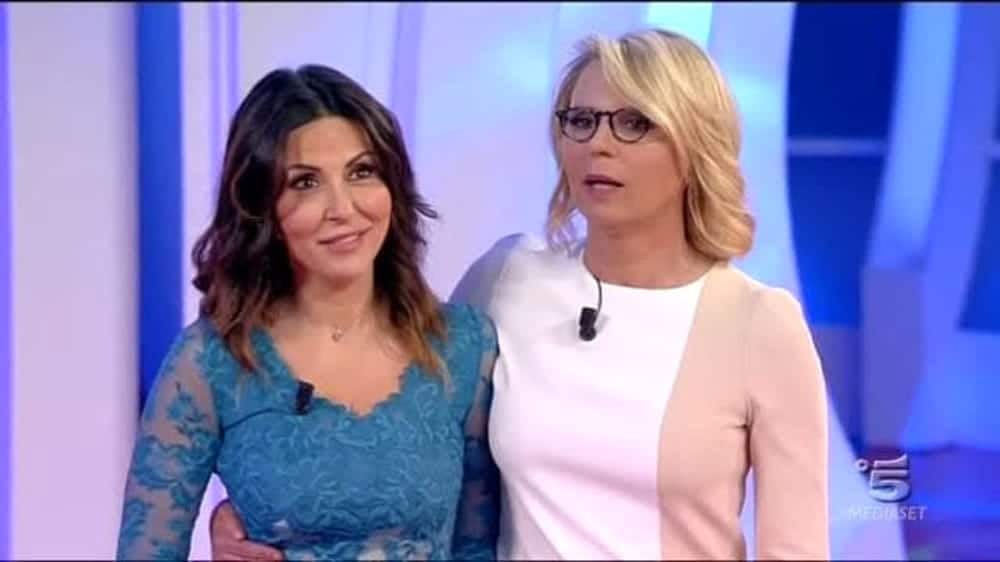 C’è posta per te, Sabrina Ferilli diserta il Festival per non tradire l’amica Maria De Filippi, il post che scrive spiega tutto